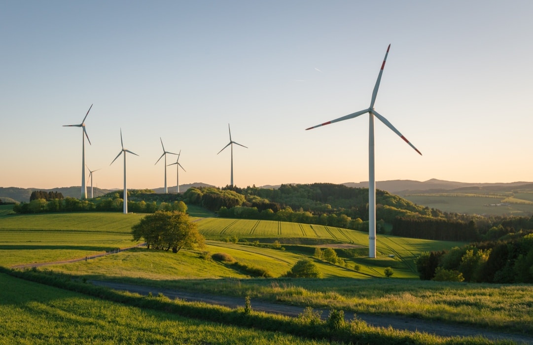 windkraftanlagen auf dem feld